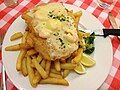 Schnitzel gà phủ tôm, đi kèm với khoai tây chiên
