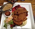 Đĩa Schnitzel bao gồm thịt bê, thịt lợn và thịt gà hầm, được phục vụ với khoai tây nghiền, củ cải đường, sốt kem nấm và salad phụ