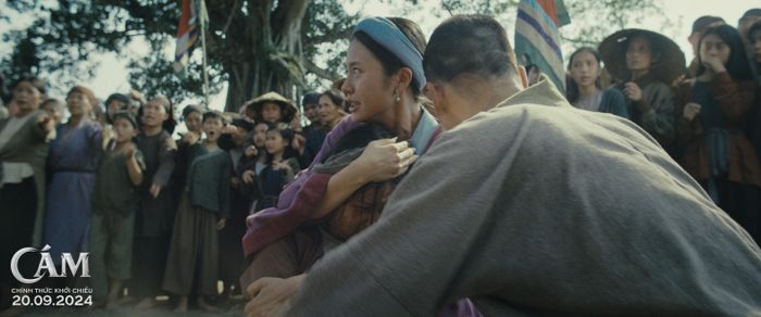 Làng Hương vốn yên tĩnh giờ đây trở nên hỗn loạn