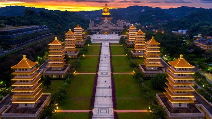 8 bảo tháp biểu trưng cho Bát Chánh Đạo