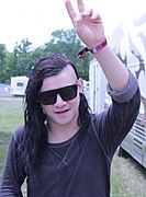 Skrillex với kiểu tóc undercut không đối xứng
