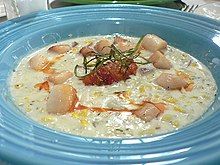 Một chowder hải sản kiểu kem, chế biến với sò điệp và ngô.