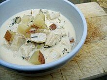 Một bát chowder cá, bao gồm cá rô phi, khoai tây đỏ, thì là băm nhỏ cùng các nguyên liệu khác