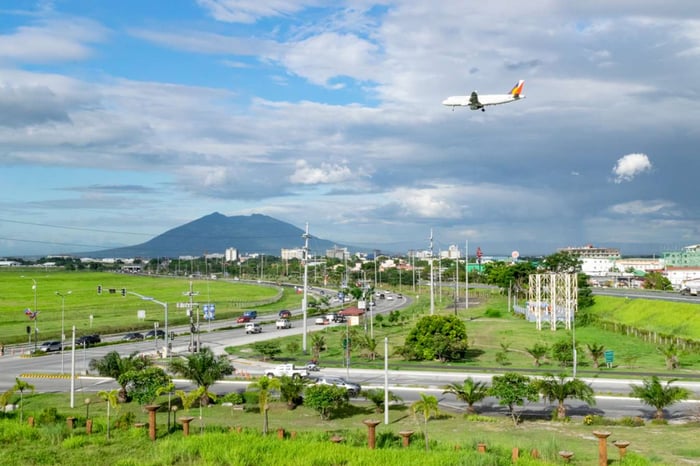 Một chiếc Airbus A320 của Philippine Airlines bay qua một con đường lớn trong Khu Freeport Clark ngay trước khi hạ cánh xuống Sân Bay Quốc Tế Clark.