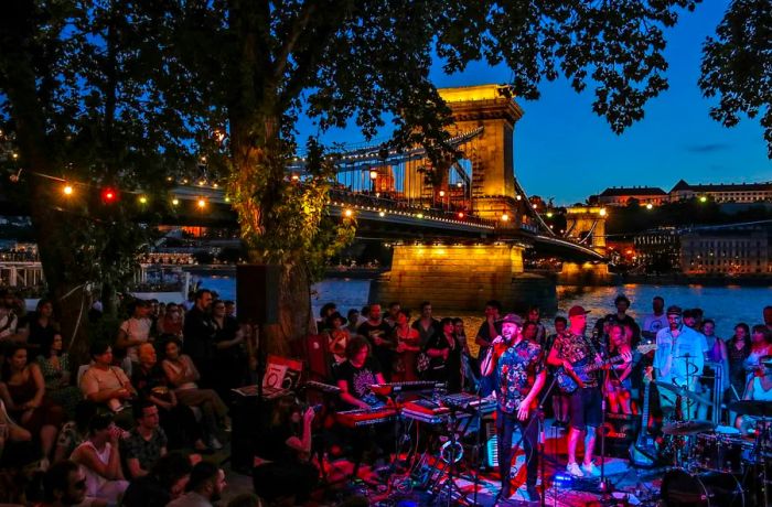 An open-air concert at bar Pontoon, where fröccs takes center stage