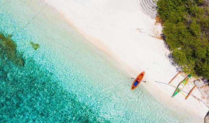 Góc nhìn từ trên cao của bãi biển cát trắng và bờ biển tại Đảo Sumilon, Oslob, Cebu, Philippines
