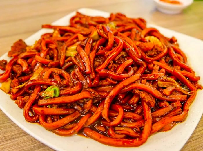 A serving of hokkien mee on a plate.