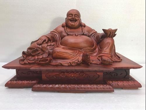 Phật Di Lặc cầm thỏi vàng
