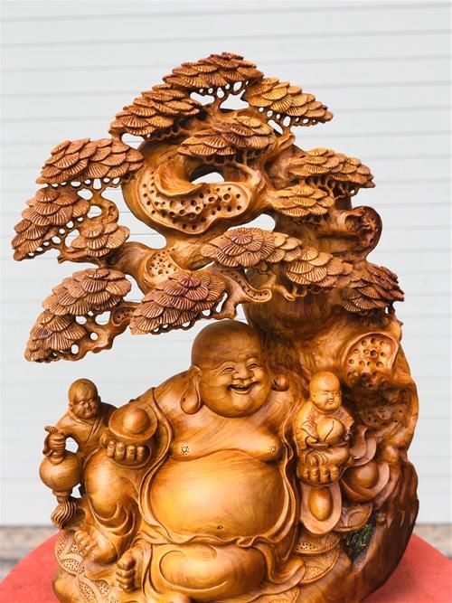 Phật Di Lặc ngồi gốc tùng