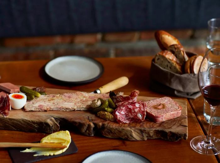 An inviting charcuterie board filled with assorted delicacies.