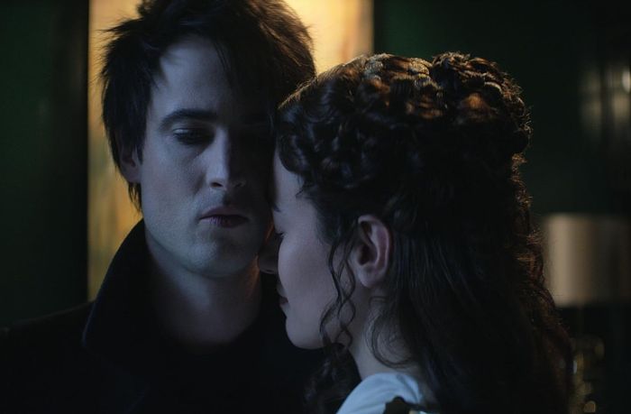 Tom Sturridge và Melissanthi Mahut trong The Sandman (2022)