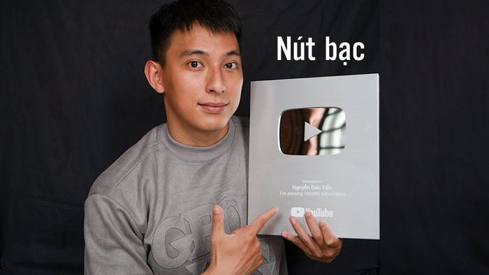 Các cấp độ của nút kim cương đỏ trong giải thưởng dành cho nhà sáng tạo YouTube