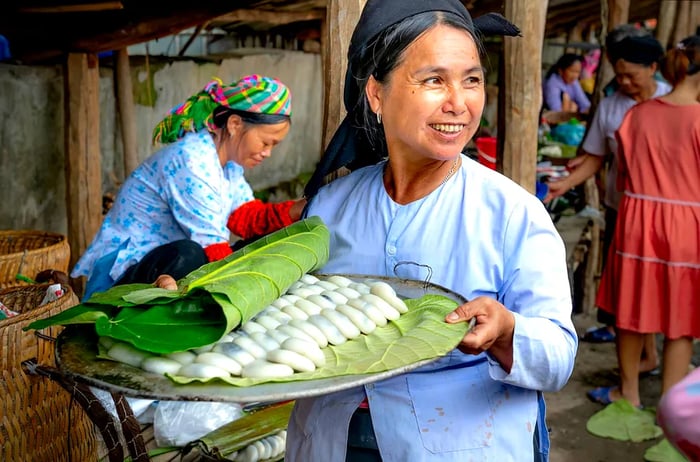 A vendor showcases homemade rice cakes filled with black sugar at a market in Lang Son province, Vietnam.