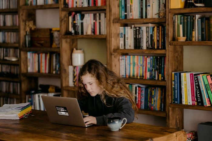 Người học có toàn quyền tự quyết về thời gian và giáo trình khi ôn thi IELTS tại nhà.