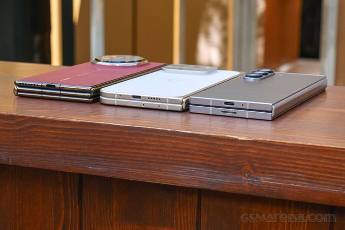 Huawei Mate XT gây ấn tượng với độ mỏng đáng kinh ngạc.