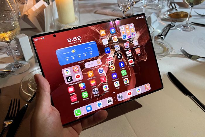 Khi mở ra, Huawei Mate XT sở hữu màn hình 10.2 inch.