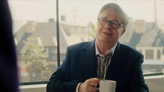 Nhà báo Dominick Dunne (Nathan Lane) là người đưa ra nhiều quan điểm sắc bén về vụ án của gia đình Menendez.