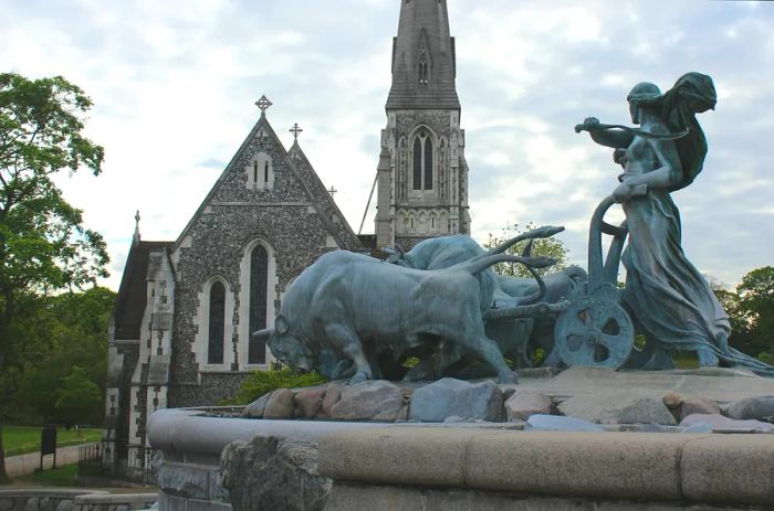 Gefion Fountain and St Alban's Church, along the Harbourside Promenade © Caroline Hadamitzky / Dinogo Planet