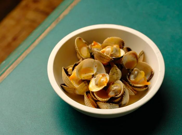 A dish of clams served in a bowl.