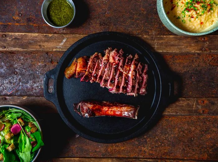 A bird's-eye view of sliced chuleton (steak).