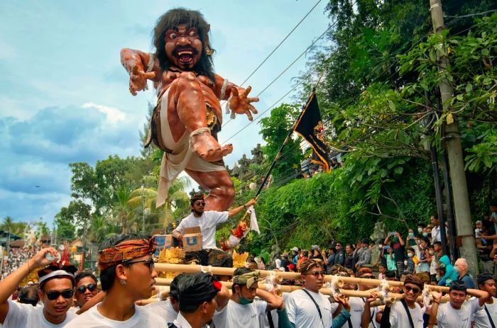 During the Nyepi celebrations in Denpasar, many people carry ogoh-ogoh (papier-mâché monsters) through the streets.