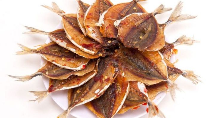 Chuẩn bị để nướng cá chỉ vàng bằng nồi chiên không dầu