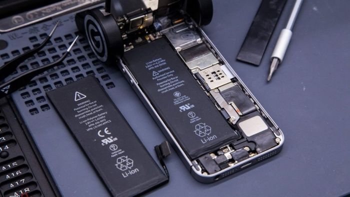Thay pin mới khi điện thoại OPPO liên tục sập nguồn