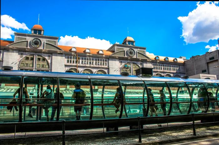 Commuters at the “tube” stations in Curitiba’s rapid bus network, Paraná, Brazil