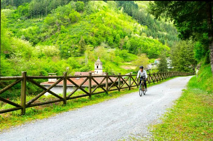 Elene Corta cycles along the Urola Greenway, one of Spain’s scenic ‘Vías Verdes’ routes.