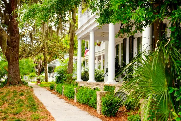 Street lined with historic homes in Beaufort, South Carolina, USA.