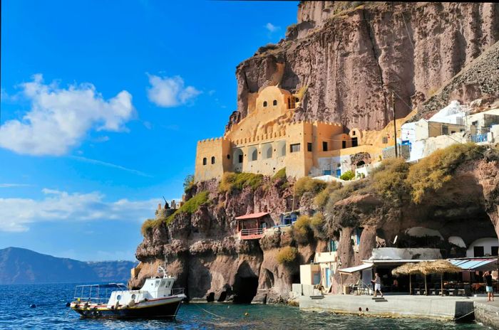 The Old Port below Fira is accessible only by donkey, cable car, or on foot.