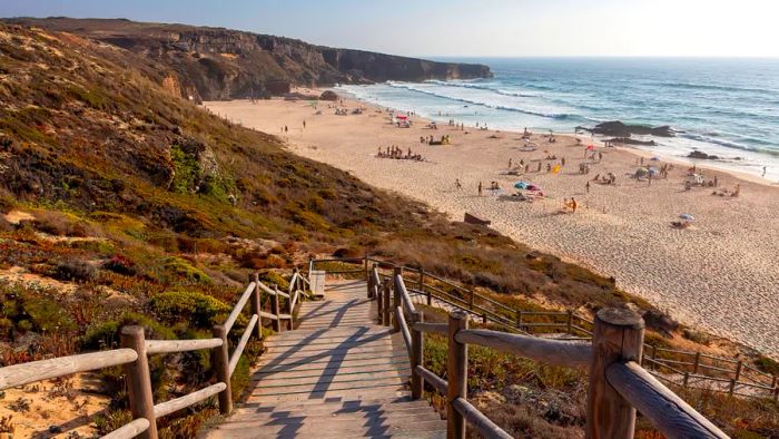 Pathway leading to Praia do Malhão beach