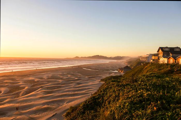 A breathtaking sunset over the beach and the Pacific Ocean in Newport, a charming town along the scenic 101 highway in Oregon, USA.