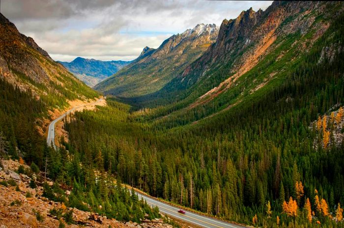 Hwy 20 traverses through Rainy Pass in Washington State, USA