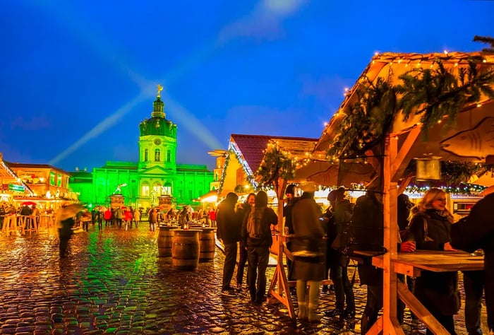 DEST_GERMANY_BERLIN_SCHLOSS_CHARLOTTENBURG_CHRISTMAS_MARKET_OLD_CASTLE_PEOPLE_GettyImages-541316728.jpg