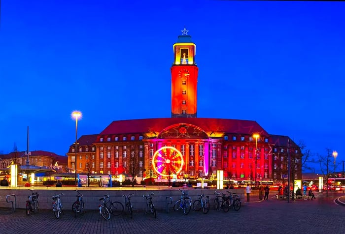 In Berlin-Spandau, the city hall is beautifully adorned with Christmas lights, and the nearby Christmas market is one of the most popular in the German capital.