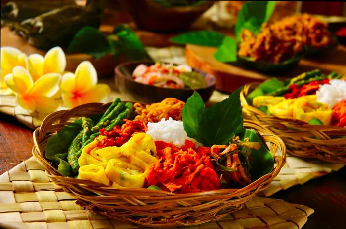 Boost Bali's economy by dining on local cuisine at independent eateries © Ariyani Tedjo / Shutterstock