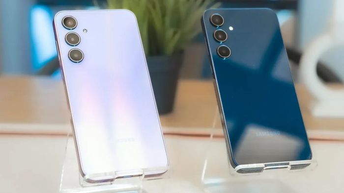 So sánh 10 mẫu điện thoại Samsung 3 mắt ấn tượng nhất