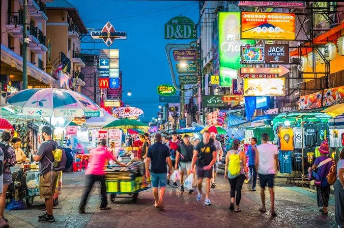 Bustling crowds on Th Khao San at sunset, Bangkok