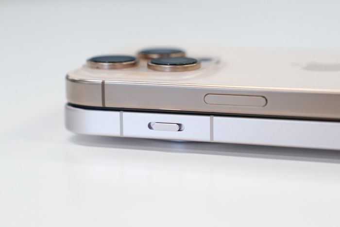 OPPO Find X8 có khung viền với thiết kế vuông vức.