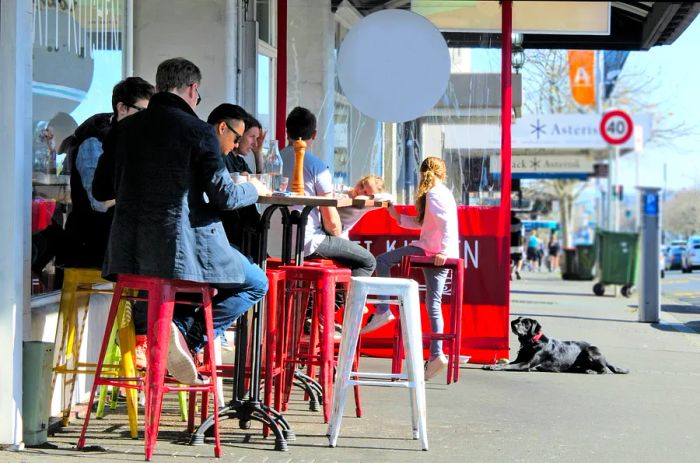 Diners enjoying a sidewalk café on Ponsonby Rd in Auckland