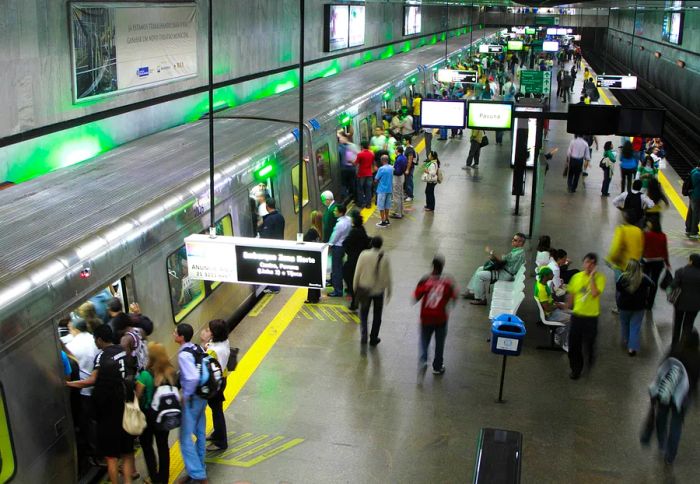 At Cinelandia station, passengers board the train heading north while others patiently wait.