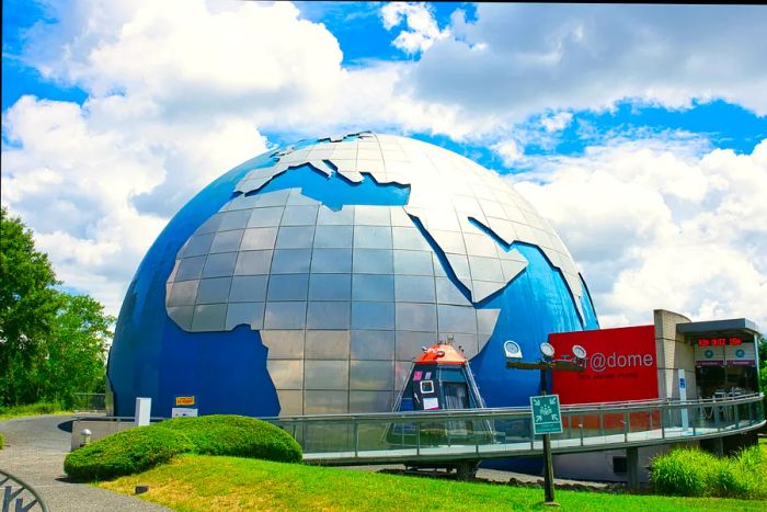 The planetarium located in the City of Space, known as 'Cité de l'espace', features decorations inspired by planet Earth.