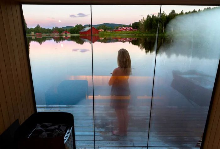 THEME_WELLNESS_SAUNA_FLOATING-SAUNA-ON-LAKE_PEOPLE_WOMAN_GettyImages-926339128