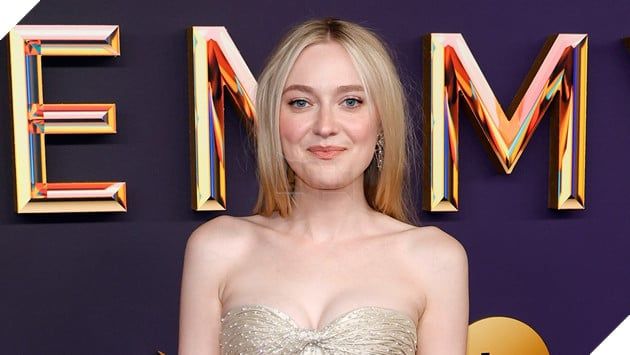 Diễn viên Dakota Fanning hồi tưởng về những câu hỏi không phù hợp mà cô từng gặp khi còn là một ngôi sao nhí.