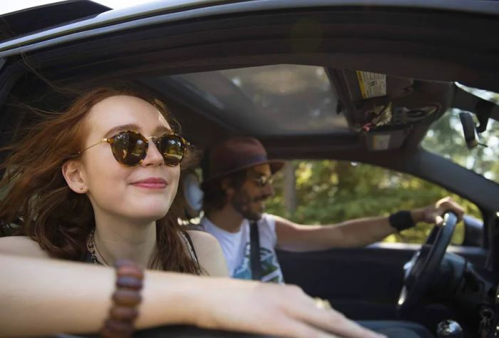 theme_car_driving_couple_gettyimages-753290697_universal_universal_within-usage-period_59491