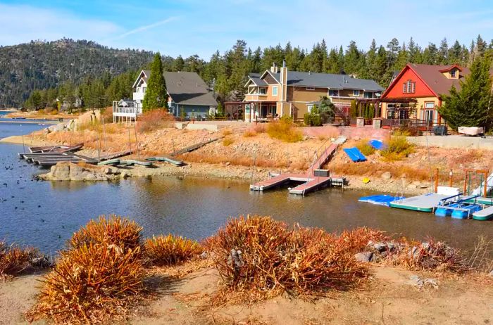 Lakeside homes on the shores of Big Bear Lake in California, USA.