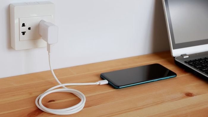 Sạc nhanh OPPO bằng adapter hoặc nguồn điện