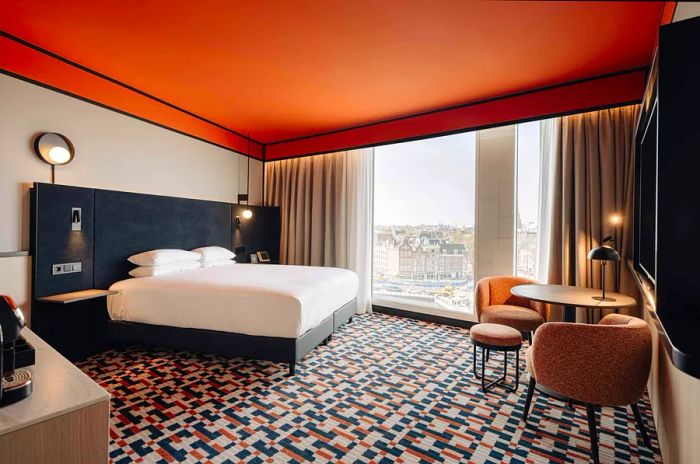 Hotel room at the DoubleTree by Hilton Amsterdam Centraal Station. Image courtesy of Ice Portal.