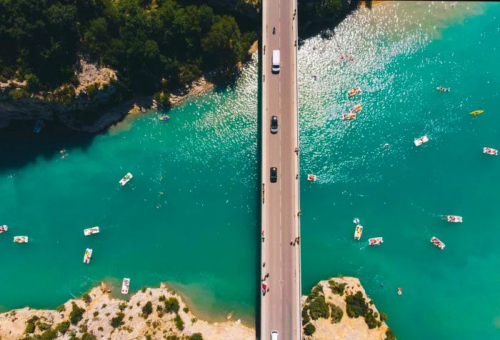 dest_france_verdon-gorge_theme_cars_car_driving_aerial-image-1037370068-scaled